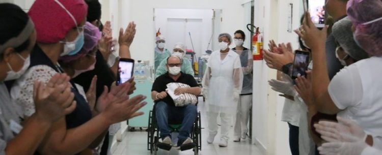 Médico é curado da COVID-19 em Caraguá e permanece em isolamento social em sua casa