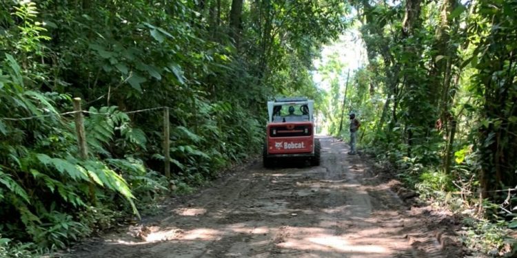 Prefeitura de São Sebastião instala novos tubos para passagem de água no Sertão do Piavu