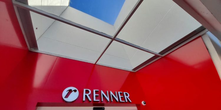 Renner abre as portas no Serramar Shopping em Caraguatatuba