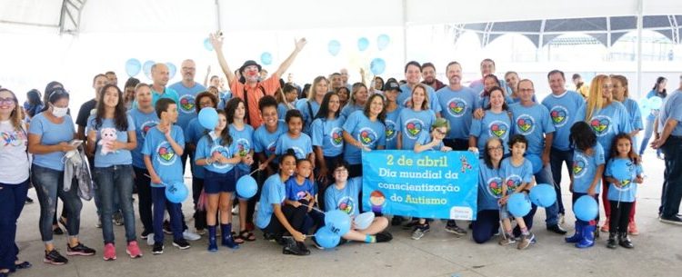 Mesmo sob forte chuva, encontro solidário celebra Dia Mundial de Conscientização do Autismo em Caraguá