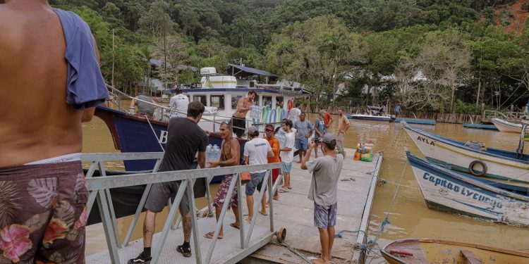 Jovens do projeto VOA atuam em Juquehy, Sahy, Cambury e Boiçucanga para ajudar as vítimas que se recuperam do temporal