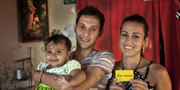 Bolsa Família é recriado com mínimo de R$ 600 por família e mais R$ 150 por criança de até seis anos