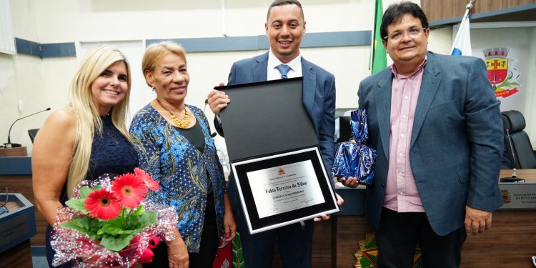 Em noite memorável o jornalista Fabio Ferreira recebe o Título de Cidadão Caraguatatubense