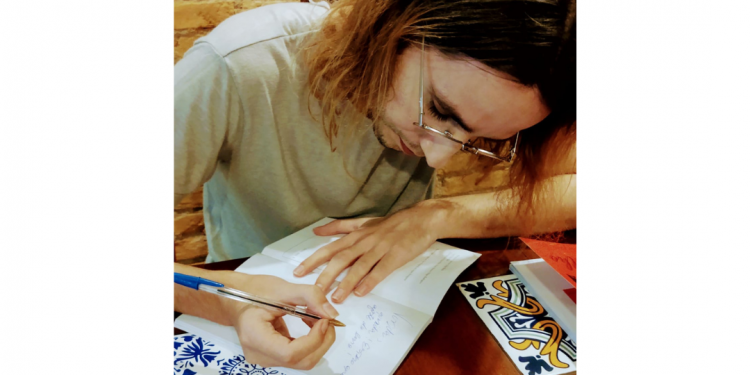 Poeta Felipe Riela estará no Café Literário na Área Educacional em Caraguá amanhã (01/09) para falar do seu livro ‘Vermelho: Poemas de Horácio Luna’