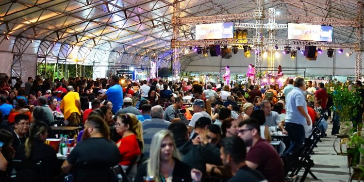 6º Caraguá Beer Festival segue até domingo com diversas atrações na Praça da Cultura