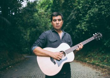 Cantor Jamil Pereira lança single com clipe ‘Perigo É Viver Sem Abraço’ na quinta-feira (14/12)