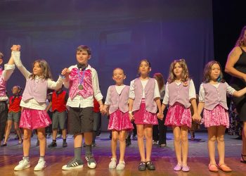 Musical “Paideia Encanta: A Magia Sempre Retorna” foi sucesso no Teatro Mário Covas e encantou as famílias dos alunos do Instituto Educacional e Cultural Paideia de Caraguá