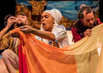 Cia de Achadouros apresenta espetáculo infantil gratuito “Os Lavadores de Histórias” neste sábado (20/04), no Teatro de Ubatuba