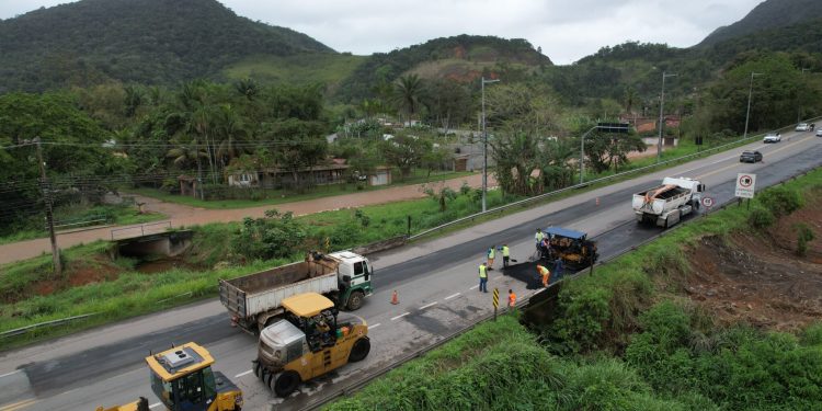 DER continua com serviços de manutenção e recapeamento na altura da Serra do Jetuba, em Caraguatatuba