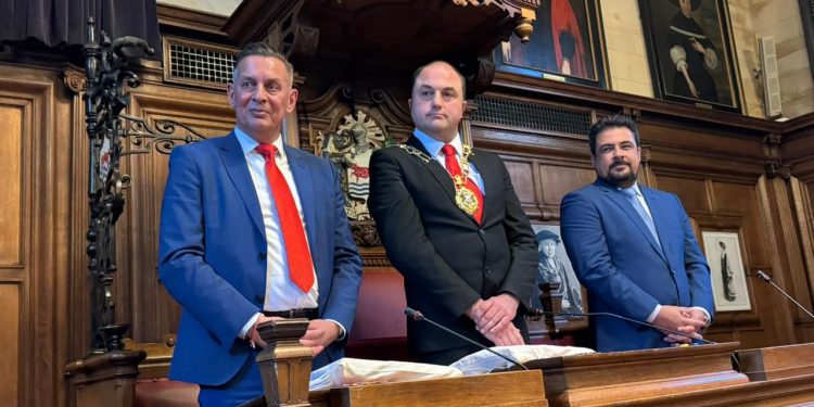 Prefeito de São Sebastião acompanha alunos e professores em intercâmbio histórico em Oxford