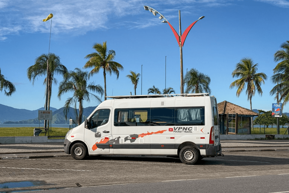 Motor Home estacionado em frente à Avenida da Praia, no Centro em Caraguatatuba.