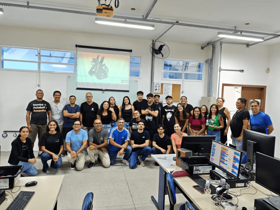 Professores da rede em aula da formação em tecnologia.
