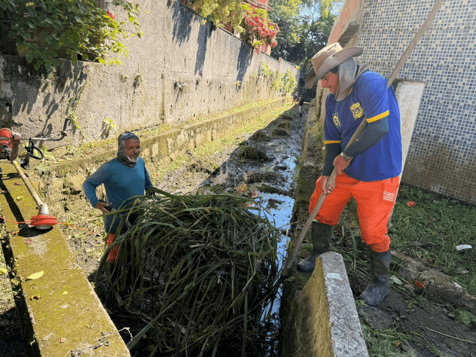 Equipe de zeladoria urbana realizando serviços de manutenção e limpeza no município de São Sebastião.
