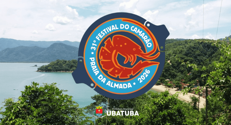 Arte promocional do 31º Festival do Camarão da Praia da Almada 2026. No centro, um logotipo circular com a ilustração de um camarão em tons de laranja e azul aparece sobre uma paisagem litorânea com mar, montanhas cobertas pela Mata Atlântica e vegetação em primeiro plano. Na parte inferior, está a identificação da Prefeitura de Ubatuba.