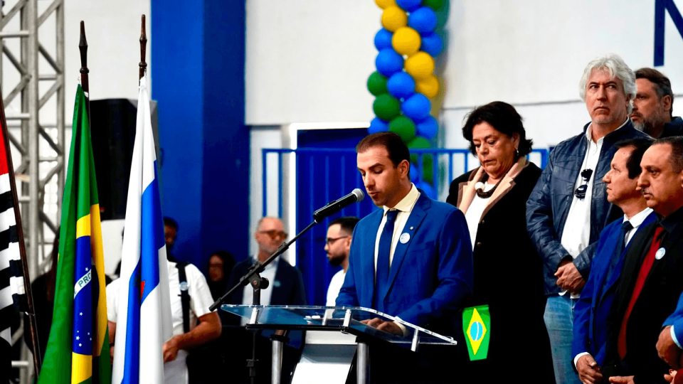 Registro do Prefeito Mateus Silva discursando. Ao redor estão oficiais prestando atenção na cerimônia de 7 de setembro.